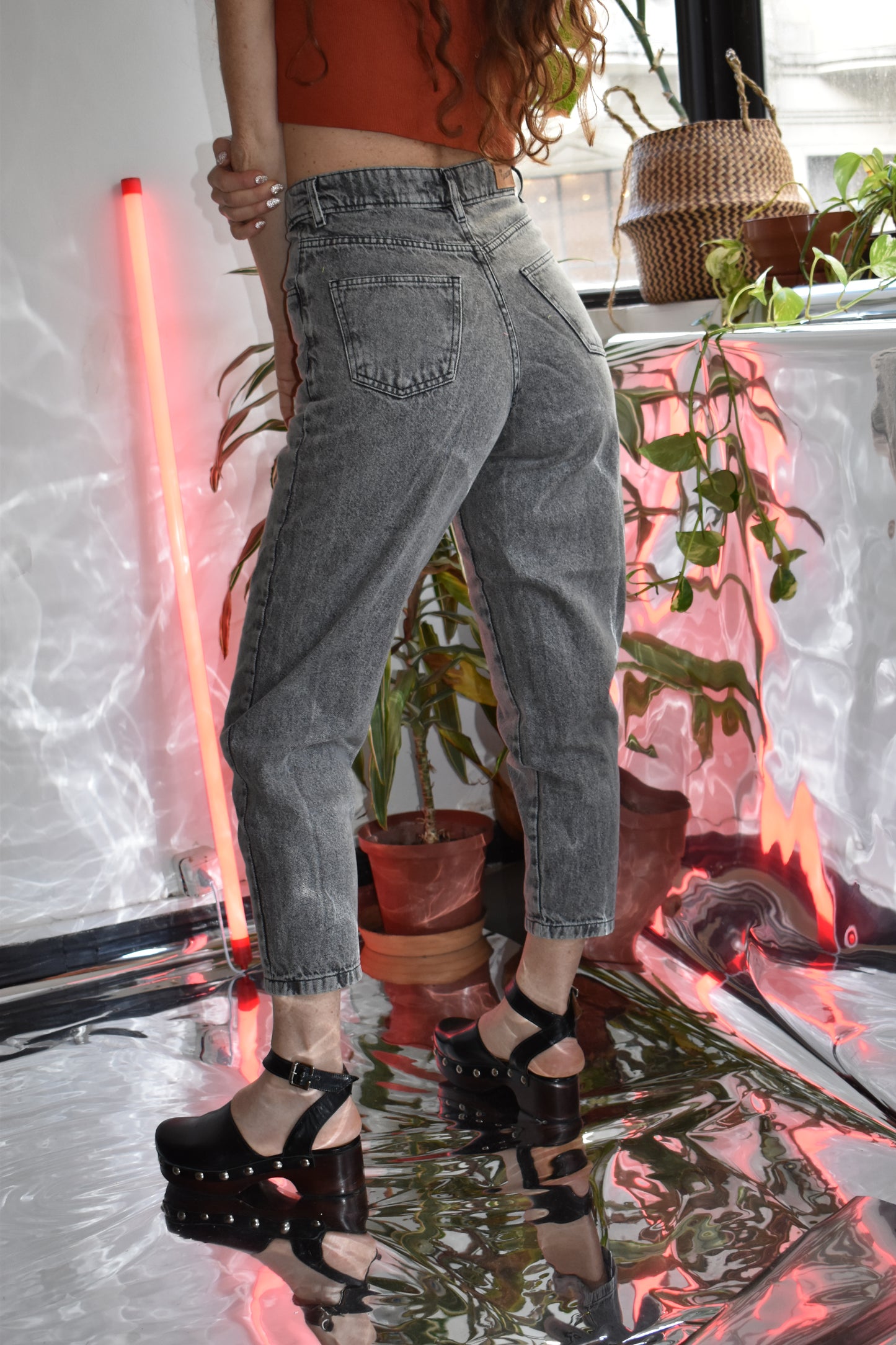 denim mom fit -Reina black stone wash